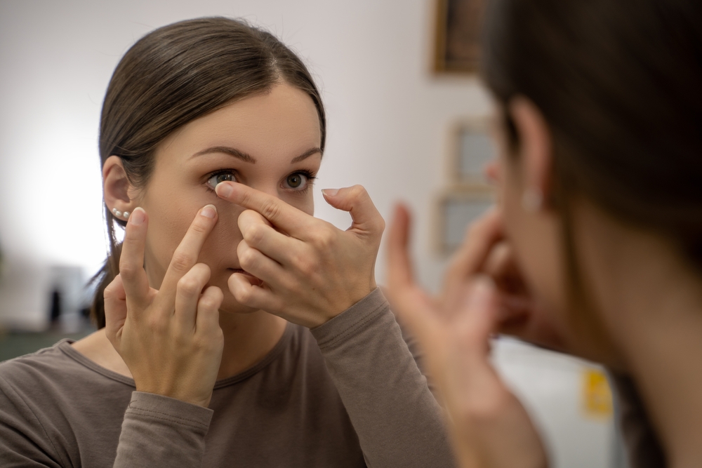 woman wearing contact lens
